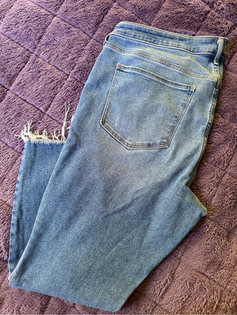 Old Navy Mid-Rise Rockstar Super Skinny Distressed Jeans - Picture 6 of 6